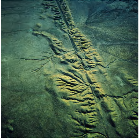 Деформация горных пород: механизмы, типы складок и разломов в структурной геологии